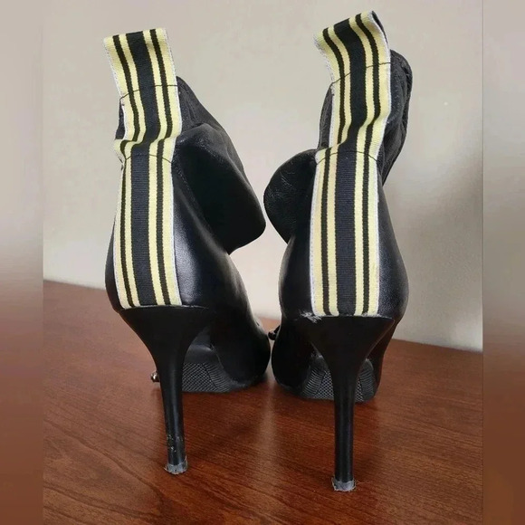 Vintage Steven Steve Madden Black Soft Leather Stilletto Toggle Ankle Boots(9.5) - Picture 3 of 8